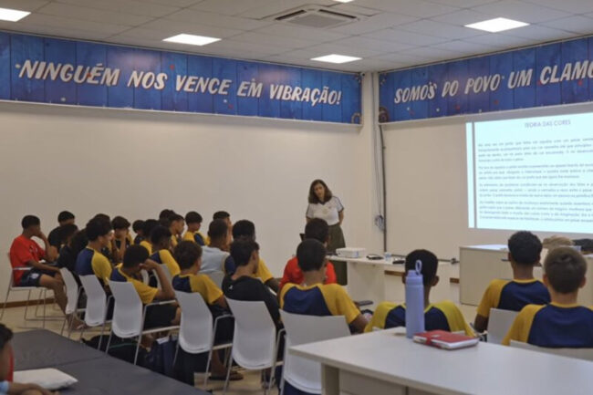 Além do futebol: bahia promove projeto para estimular leitura entre os jovens da base