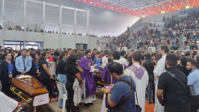 Comoção e aplausos marcam despedida de atletas de time de basquete mortos em acidente – imprensa bahia