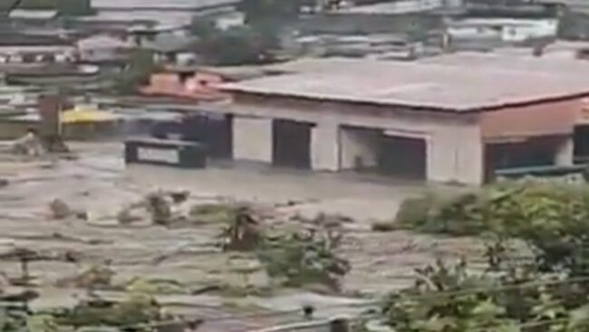 Enchentes isolam cidades na venezuela após terremotos