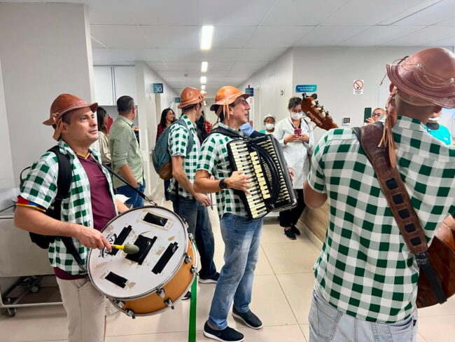 Forró itinerante leva clima junino a hospital de salvador.