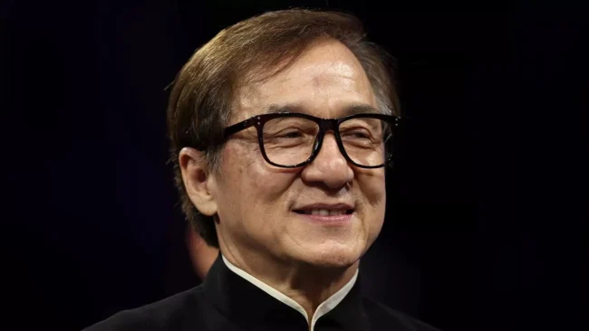 Jackie chan confirma retorno à franquia ‘armadura de deus’ aos 72 anos
