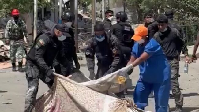 Policiais usam cal em corpos de vítimas de terremoto na venezuela