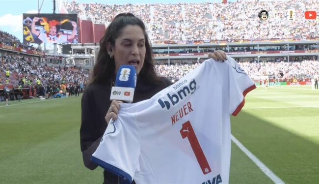 Repórter da cazé tv presenteia manoel neuer com camisa do bahia