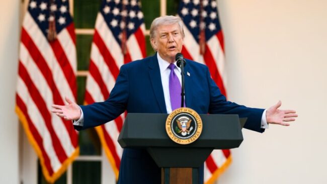 Trump ameaça taxar vinhos franceses se macron não poupar big techs