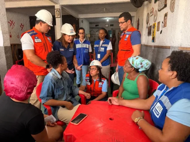 Vice-prefeita acompanha famílias em pirajá após desabamento e reforça ação integrada da prefeitura