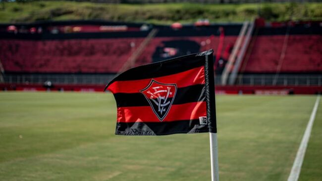 Vitória deve ter até sete saídas do elenco e negocia com lateral-direito