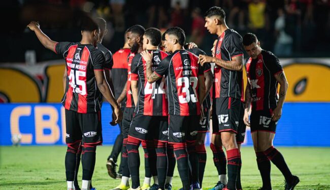 Vitória volta do recesso com quatro reforços e oito saídas