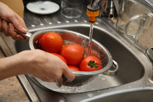 Aprenda a higienizar os alimentos corretamente e eliminar vírus e bactérias.
