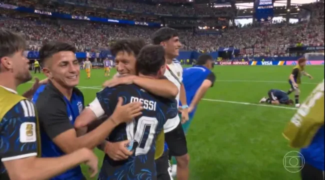 Argentina marca dois gols em sete minutos, vira sobre a inglaterra e avança à final da copa
