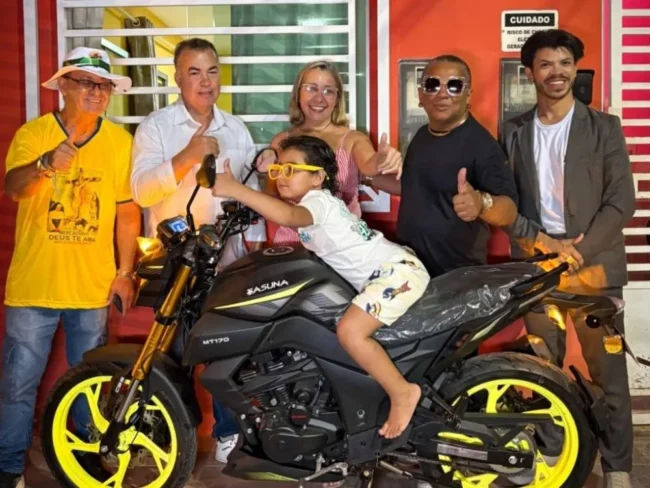 Cdl de ipiaú realiza entrega oficial de moto 0 km à ganhadora do ‘arraiá do comércio’