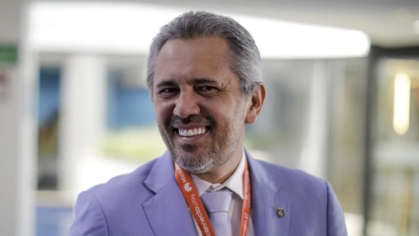 Com lula, pt oficializa candidatura de elmano de freitas
