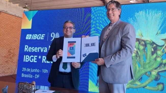 Correios lançam selo em comemoração aos 90 anos do ibge