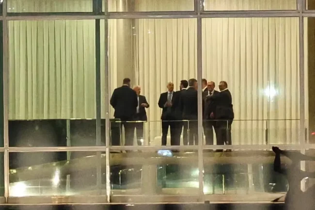 Defesa de bolsonaro cobra posição do tse sobre reuniões de lula no alvorada