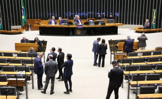 Deputados analisam projeto que proíbe cobrança de tarifa mínima sobre água e esgoto; acompanhe