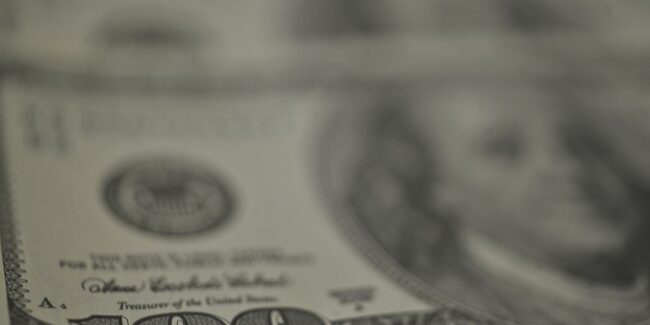 Dólar recua, bolsa cai e petróleo dispara com tensão no oriente médio