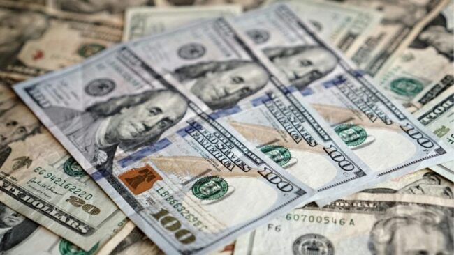 Dólar sobe e fecha a r$ 5,085 com brent acima de us$ 100 e tarifaço