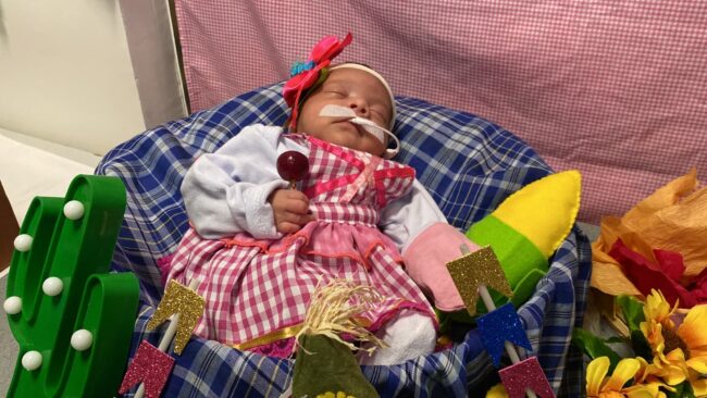 Ensaio fotográfico com bebês e cortejo junino em hospital celebra o são joão