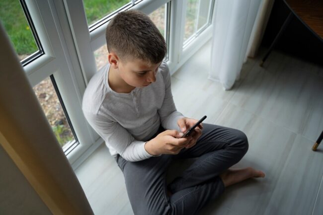 Especialista aborda a relação entre o uso de telas, sedentarismo e isolamento social em adolescentes
