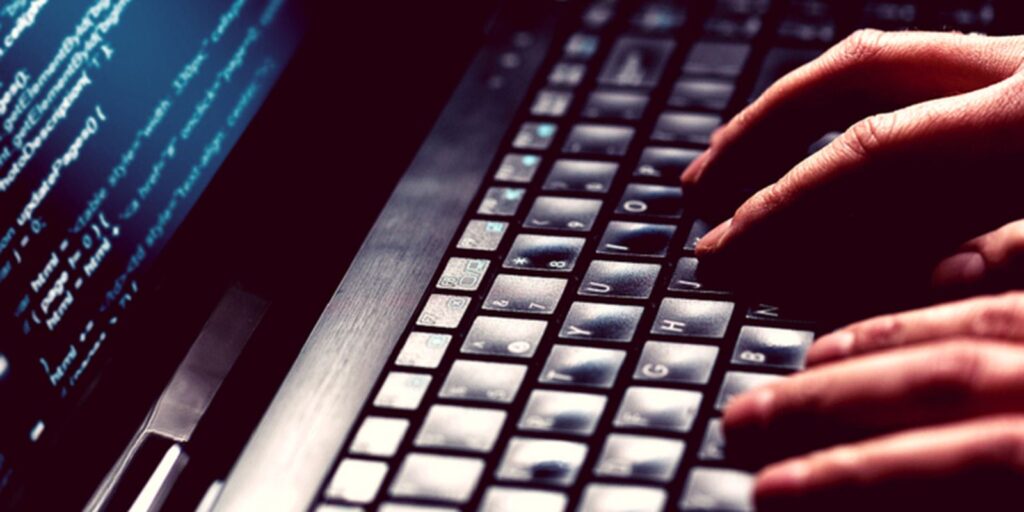 Falsos anúncios sobre desenrola brasil enganam usuários nas redes