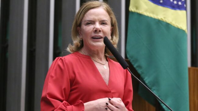 Gleisi diz que família bolsonaro articulou tarifas dos eua contra o brasil