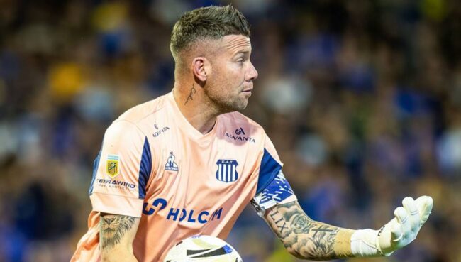 Goleiro fala sobre acerto com o bahia durante embarque: ‘não hesitei’