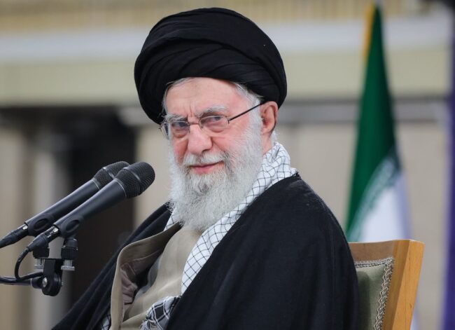 Irã faz cerimônias com corpo de ali khamenei antes de funeral