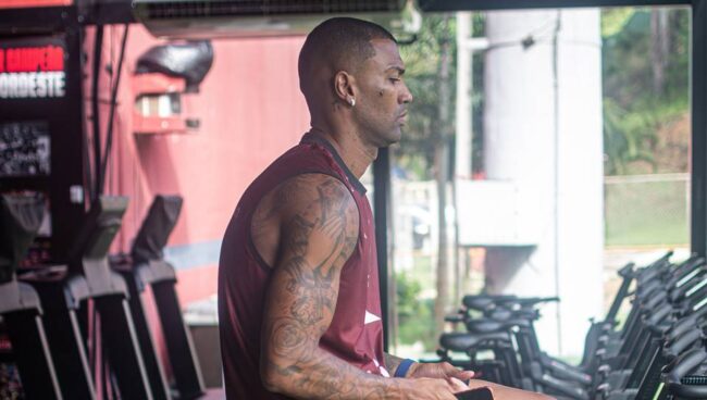 Jair ventura observa jogadores em jogo-treino contra o five no ct