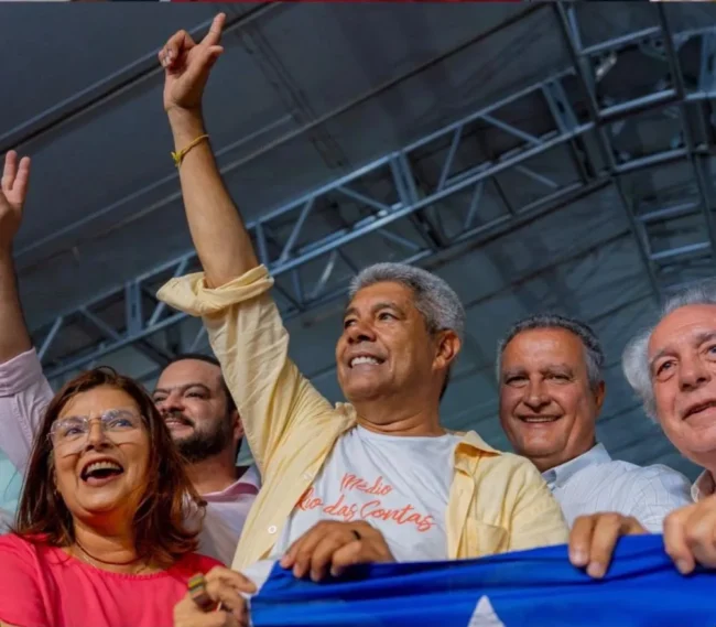 Jerônimo rodrigues anuncia marcel hohlenwerger, filho de ipiaú, como pré-candidato a deputado estadual durante o pgp em jequié