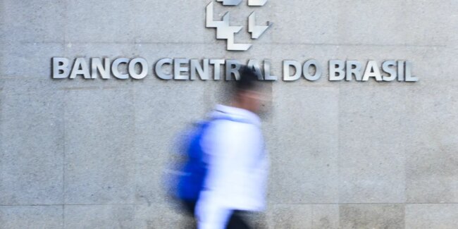 Juros das famílias seguem elevados e chegam a 64% ao ano, diz bc