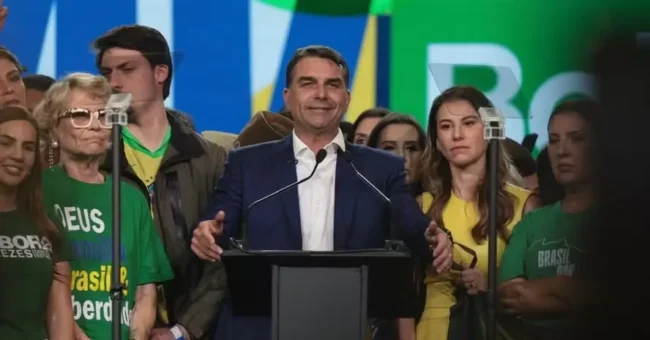 Pl oficializa flávio bolsonaro e pede união da direita com milei
