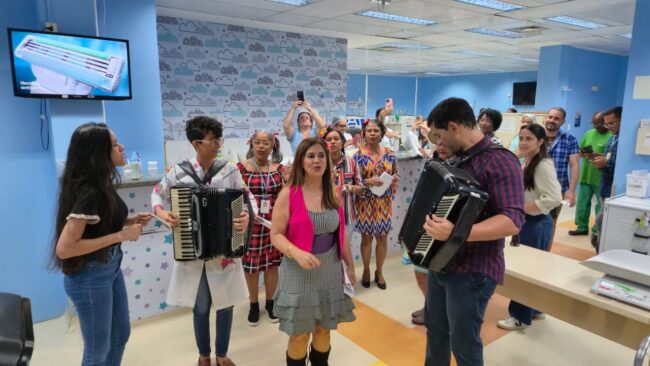 Pacientes são recebidos por médicos sanfoneiros no hospital roberto santos