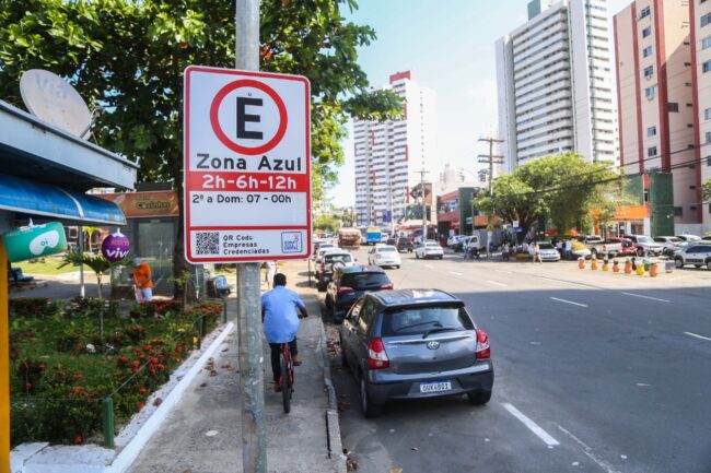 Projeto propõe desconto na zona azul para carros elétricos e híbridos em salvador