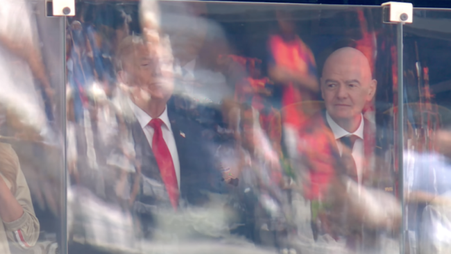 Trump e infantino assistem juntos à final da copa do mundo