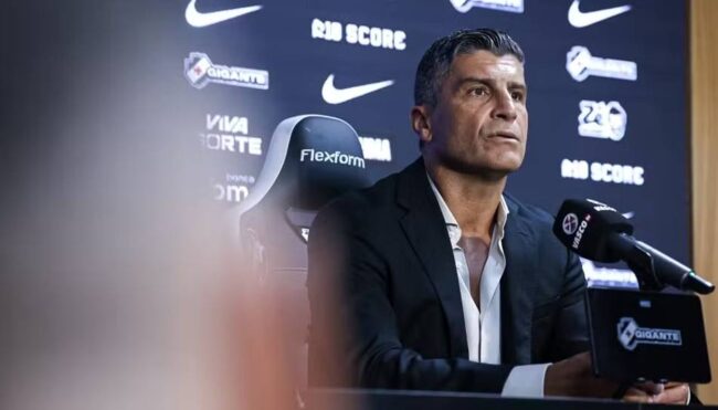 Vasco estreia novo técnico contra o vitória; veja provável escalação