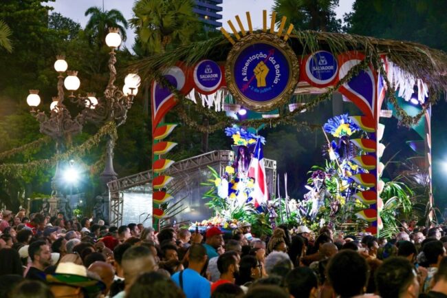 Volta da cabocla e show de mariene de castro levam multidão às ruas neste sábado (4) em celebração do 2 de julho