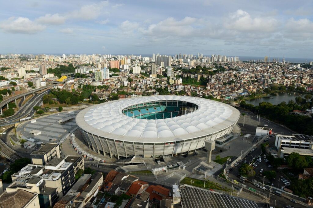 Arena fonte nova e equipamentos municipais ganham iluminação cênica em lilás para marcar os 20 anos da lei maria da penha