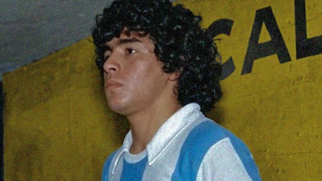 Bola do gol “la mano de dios” de maradona é leiloada por us$ 3,35 mi