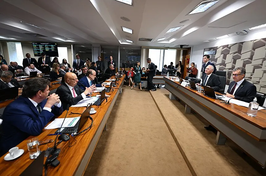 Cae vota emendas ao projeto que aumenta o piso salarial de médicos