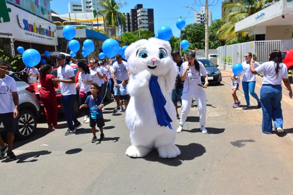 Caminhada mundo azul promove conscientização sobre autismo