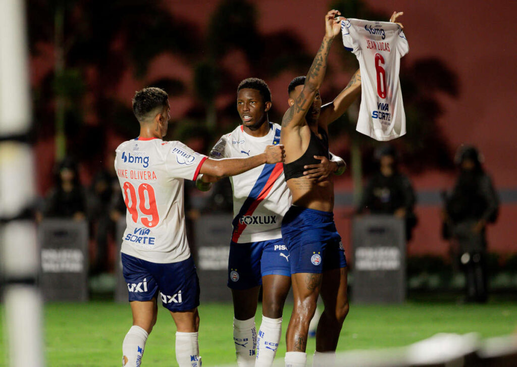 “da próxima vez é só pedir uma”: elenco faz piada com rivais após tentativa de rasgar camisa
