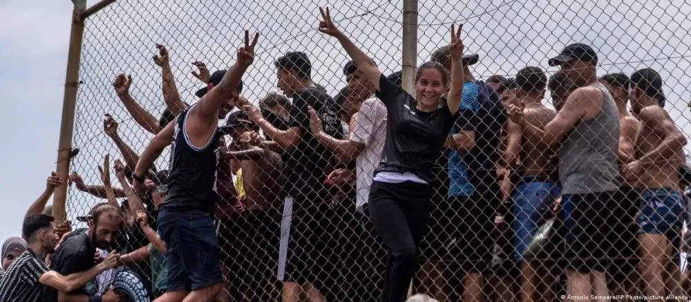 Espanha aciona tropas após chegada de 50 mil migrantes