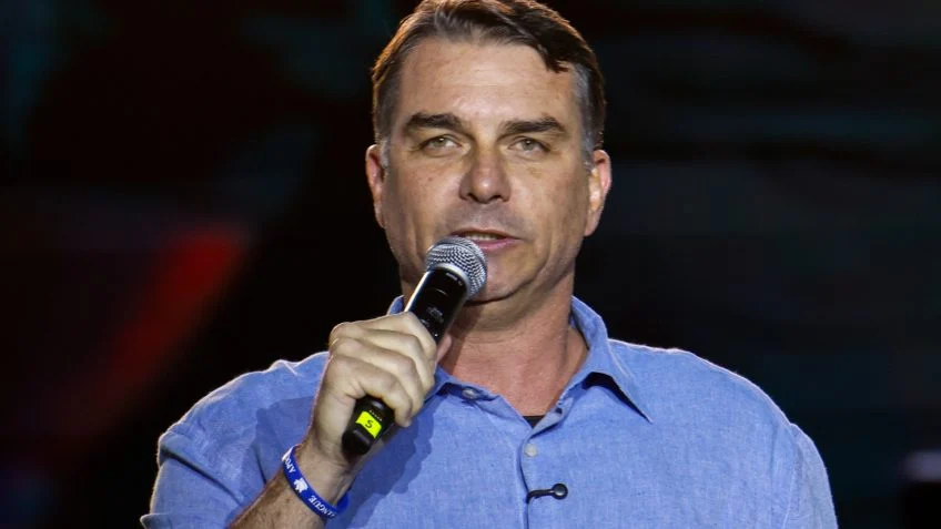 Flávio bolsonaro quer revogar imposto de 12% sobre petróleo