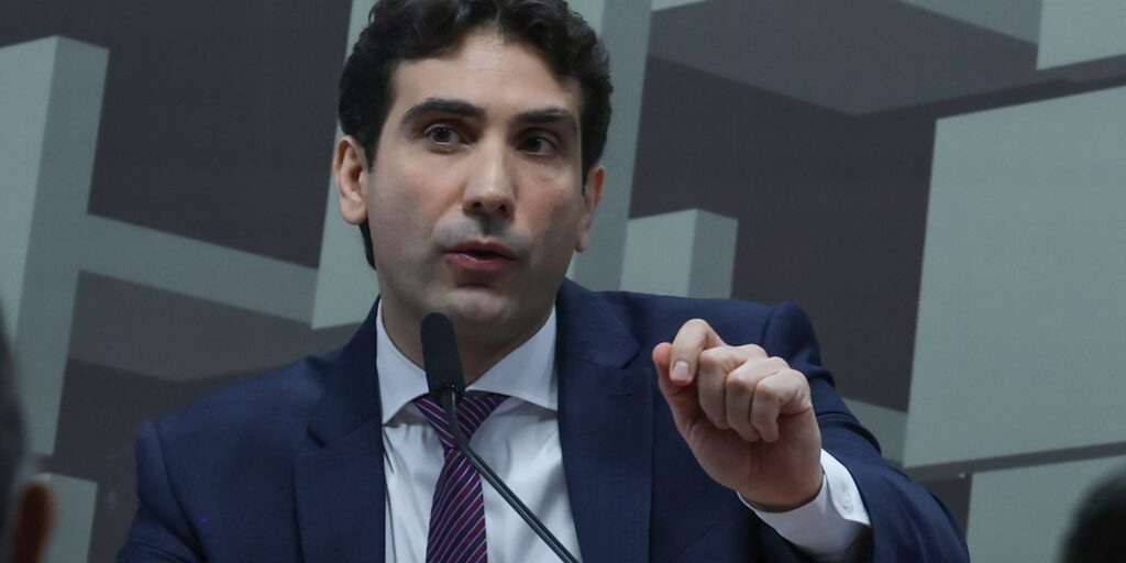 Galípolo critica empresas que pressionam para usar fgc