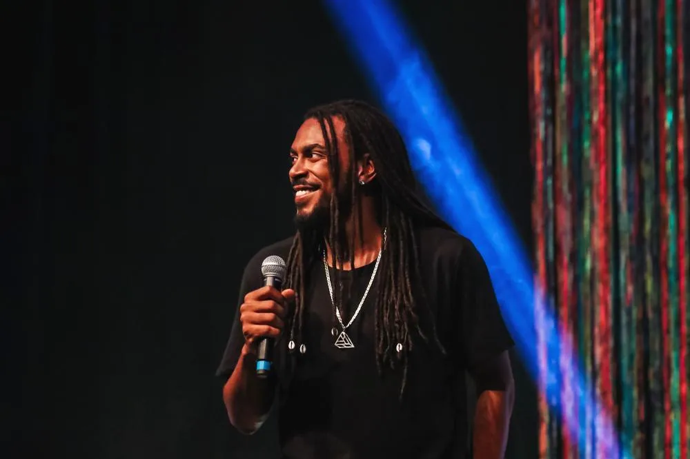 Jhordan matheus volta ao teatro casa do saber com espetáculo “passando de fase”
