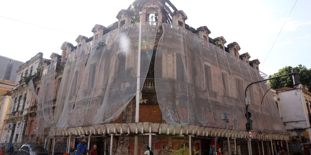 Palacete imperial acumula denúncias de abandono no centro do rio