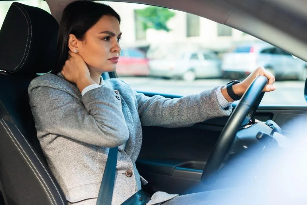 Passa muito tempo no trânsito? saiba como proteger a coluna durante o trajeto
