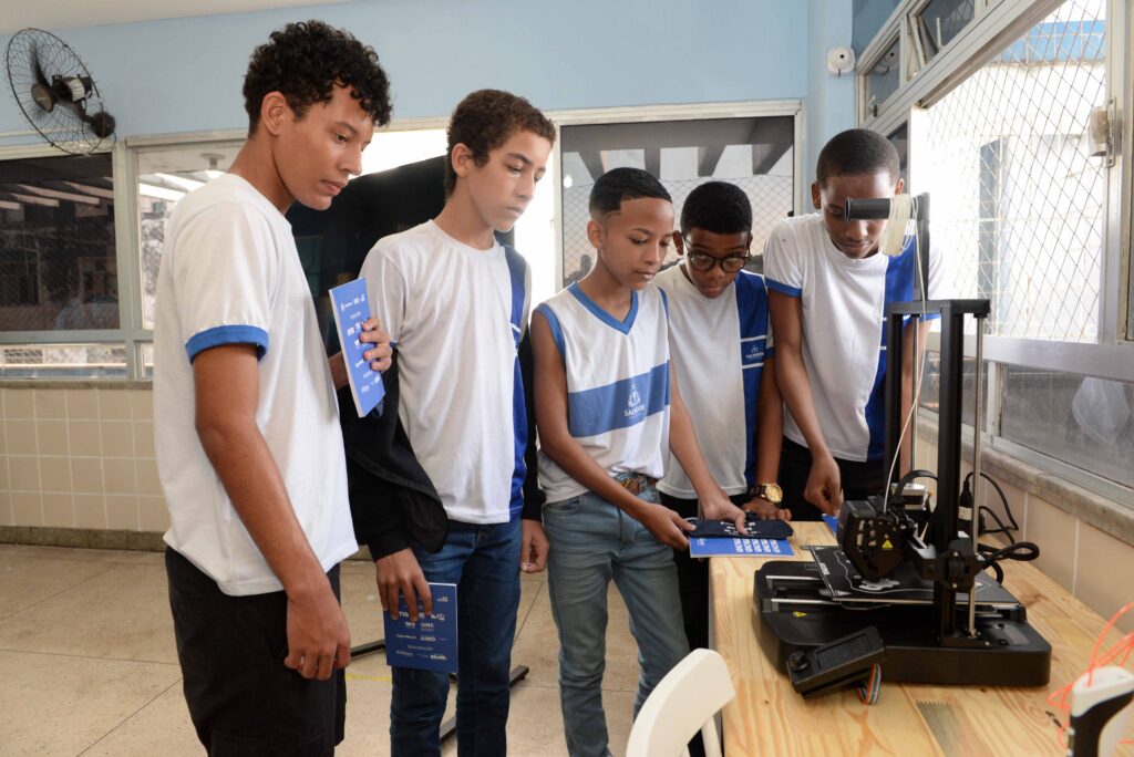 Projeto engenhoka leva robótica e artes visuais a estudantes de escola municipal de salvador – prefeitura municipal de salvador