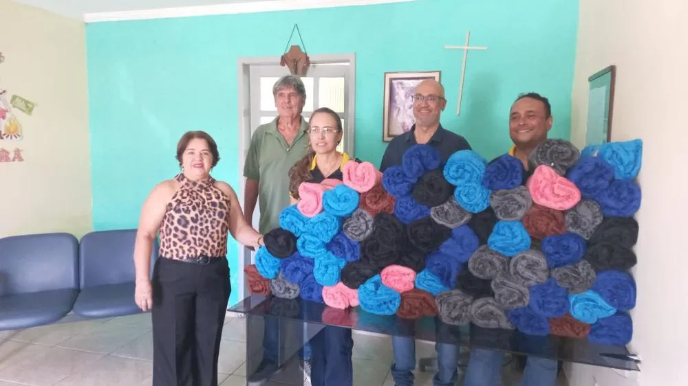 Rotary club de ipiaú entrega 60 cobertores à fundação casa deraldina