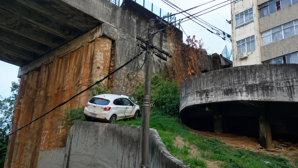 Salvador : carro derruba mureta de viaduto e quase despenca na pista – imprensa bahia