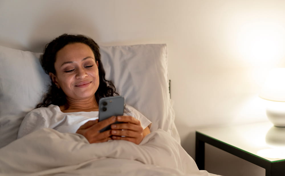 Sono ruim e excesso de telas podem afetar a saúde da pele